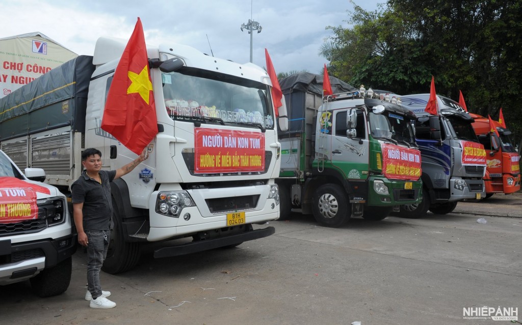 Những chuyến hàng cứu trợ của người dân Kon Tum hướng về miền Bắc thân thương