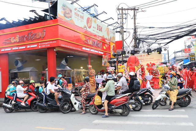 Gà Tốc Độ biến gà tươi nướng rán nguyên con trở thành mỹ vị của ẩm thực Việt - Ảnh 1.