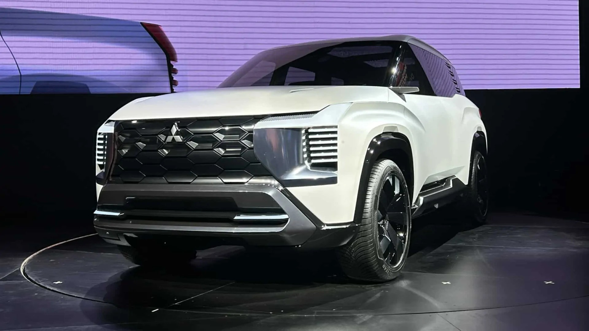 Mitsubishi DST Concept ra mắt: Như Xforce 'phóng to', màn hình khủng, cửa sổ trời toàn cảnh, bản sản xuất ra 2025- Ảnh 4.