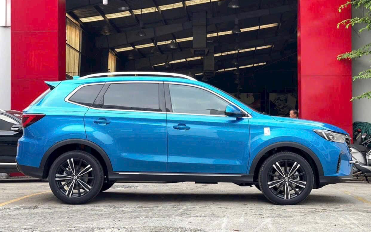 Lô MG RX5 này đang giảm giá còn hơn 500 triệu tại đại lý, rẻ gần bằng Raize dù lớn hơn Corolla Cross- Ảnh 4. Lô MG RX5 này đang giảm giá còn hơn 500 triệu tại đại lý, rẻ gần bằng Raize dù lớn hơn Corolla Cross- Ảnh 4.