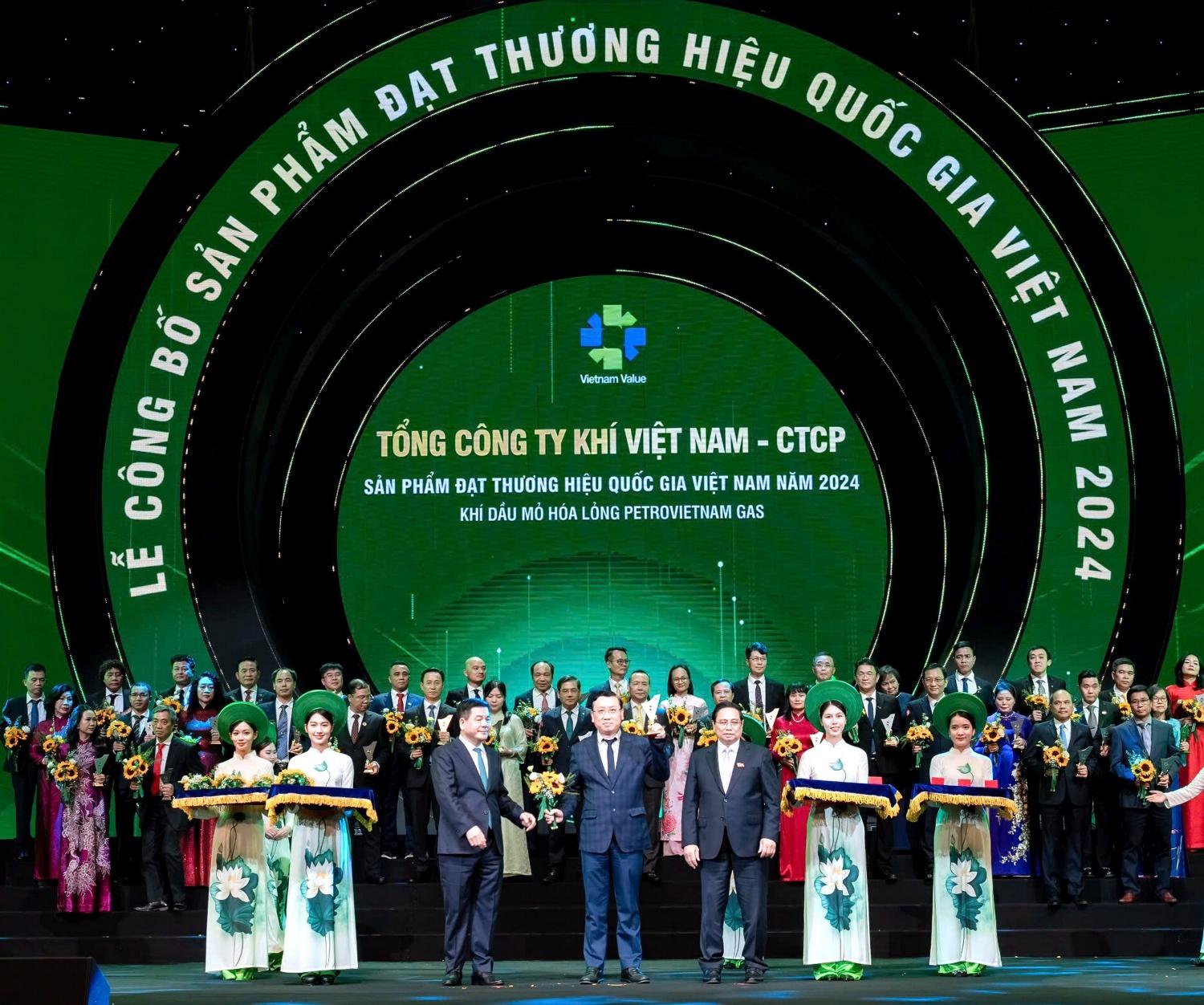 Ông Nguyễn Công Luận, Phó Tổng Giám đốc PV GAS nhận biểu trưng Thương hiệu Quốc gia 2024