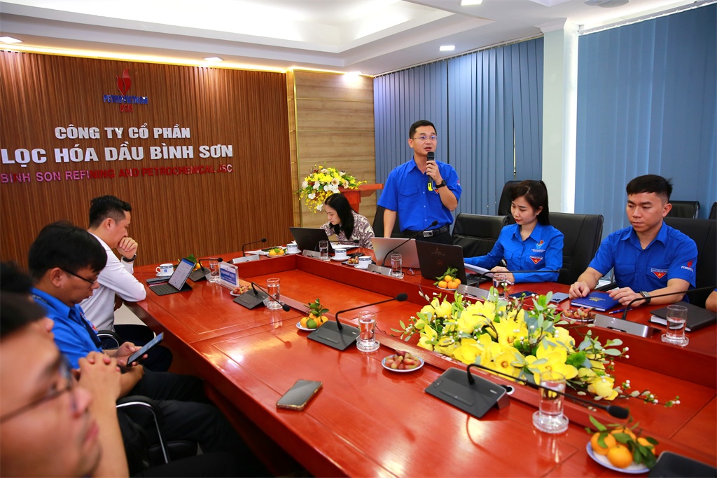 Bí thư Đoàn Thanh niên BSR, Phó Chánh Văn phòng Nguyễn Huy Du trình bày tham luận “Phát huy tinh thần đoàn kết của thanh niên BSR trong thực hiện nhiệm vụ được giao gắn với văn hoá BSR và lan tỏa văn hóa tiết kiệm tại công ty”.