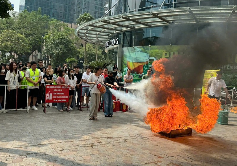 Lực lượng chữa cháy cơ sở sử dụng các phương tiện được trang bị thực hành chữa cháy trong tình huống giả định