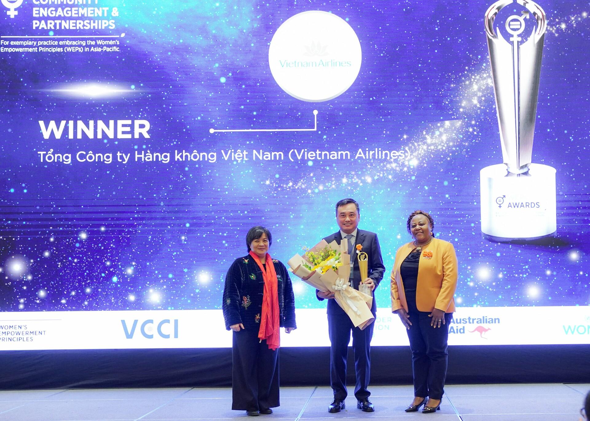 un women ton vinh no luc khong ngung cua vietnam airlines vi binh dang gioi hinh 1