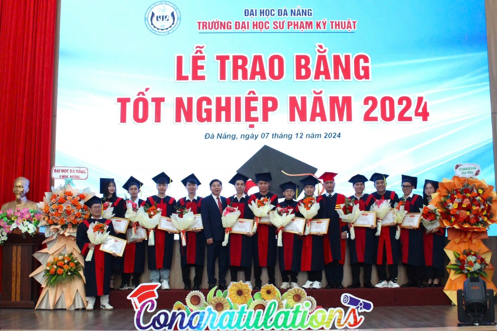 PGS. TS. Nguyễn Mạnh Toàn và PGS. TS. Nguyễn Lê Hùng trao Giấy khen cho các sinh viên tốt nghiệp loại xuất sắc (Ảnh Đ.Minh)