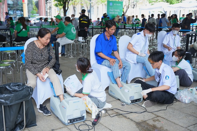 Manulife tổ chức khám sức khỏe miễn phí cho 3.000 người dân TP.HCM- Ảnh 1.