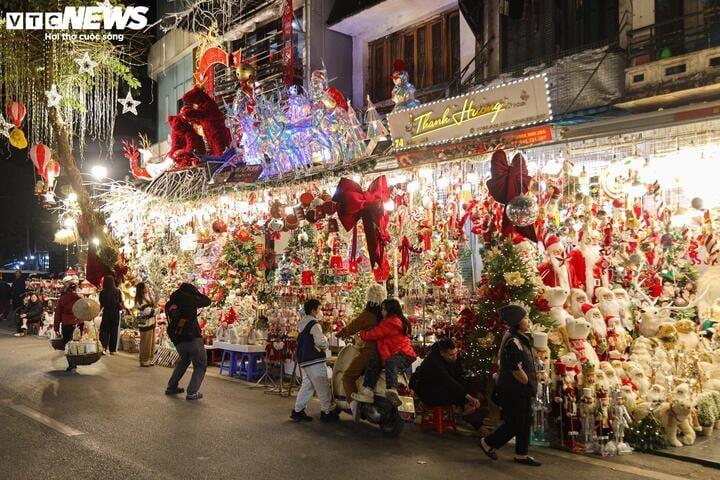 Sắp đến Noel, 'thủ phủ' bán đồ trang trí ở Hà Nội vẫn ế ẩm- Ảnh 1.