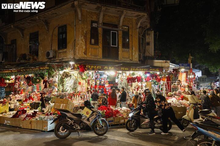 Sắp đến Noel, 'thủ phủ' bán đồ trang trí ở Hà Nội vẫn ế ẩm- Ảnh 5.