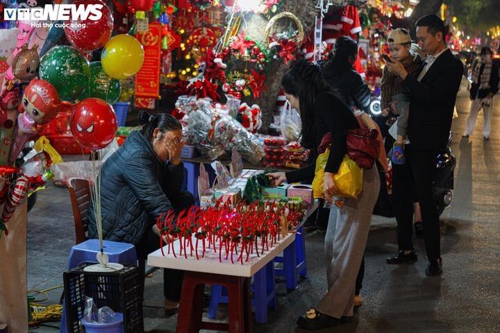 Sắp đến Noel, 'thủ phủ' bán đồ trang trí ở Hà Nội vẫn ế ẩm- Ảnh 10.