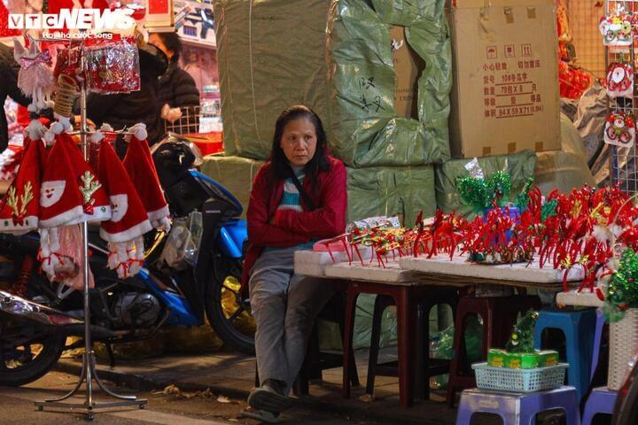 Sắp đến Noel, 'thủ phủ' bán đồ trang trí ở Hà Nội vẫn ế ẩm- Ảnh 9.