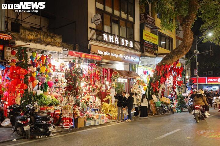 Sắp đến Noel, 'thủ phủ' bán đồ trang trí ở Hà Nội vẫn ế ẩm- Ảnh 2.