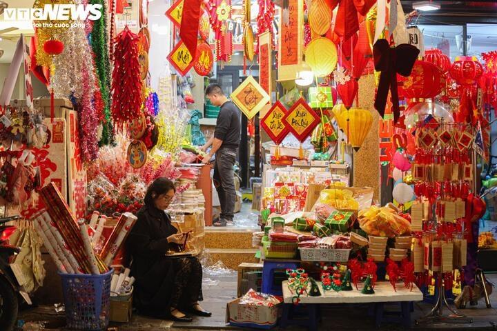 Sắp đến Noel, 'thủ phủ' bán đồ trang trí ở Hà Nội vẫn ế ẩm- Ảnh 16.