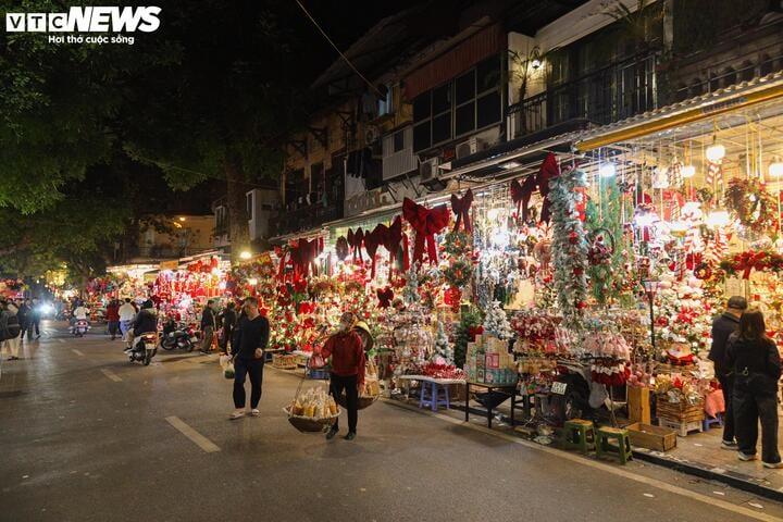 Sắp đến Noel, 'thủ phủ' bán đồ trang trí ở Hà Nội vẫn ế ẩm- Ảnh 6.