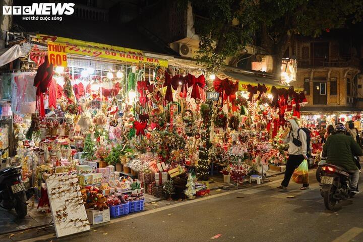 Sắp đến Noel, 'thủ phủ' bán đồ trang trí ở Hà Nội vẫn ế ẩm- Ảnh 3.