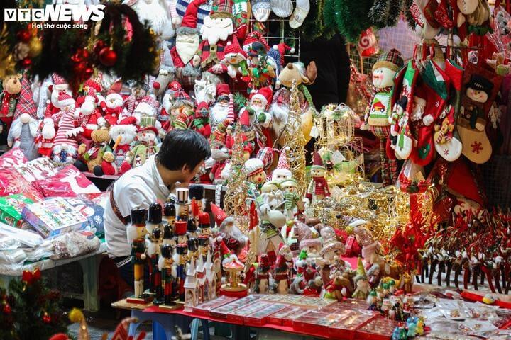 Sắp đến Noel, 'thủ phủ' bán đồ trang trí ở Hà Nội vẫn ế ẩm- Ảnh 4.