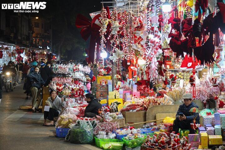 Sắp đến Noel, 'thủ phủ' bán đồ trang trí ở Hà Nội vẫn ế ẩm- Ảnh 7.