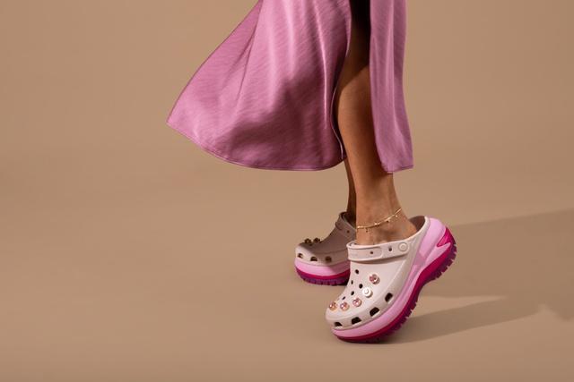 “Thăng hạng” tủ đồ Tết cùng CROCS - Ảnh 6.