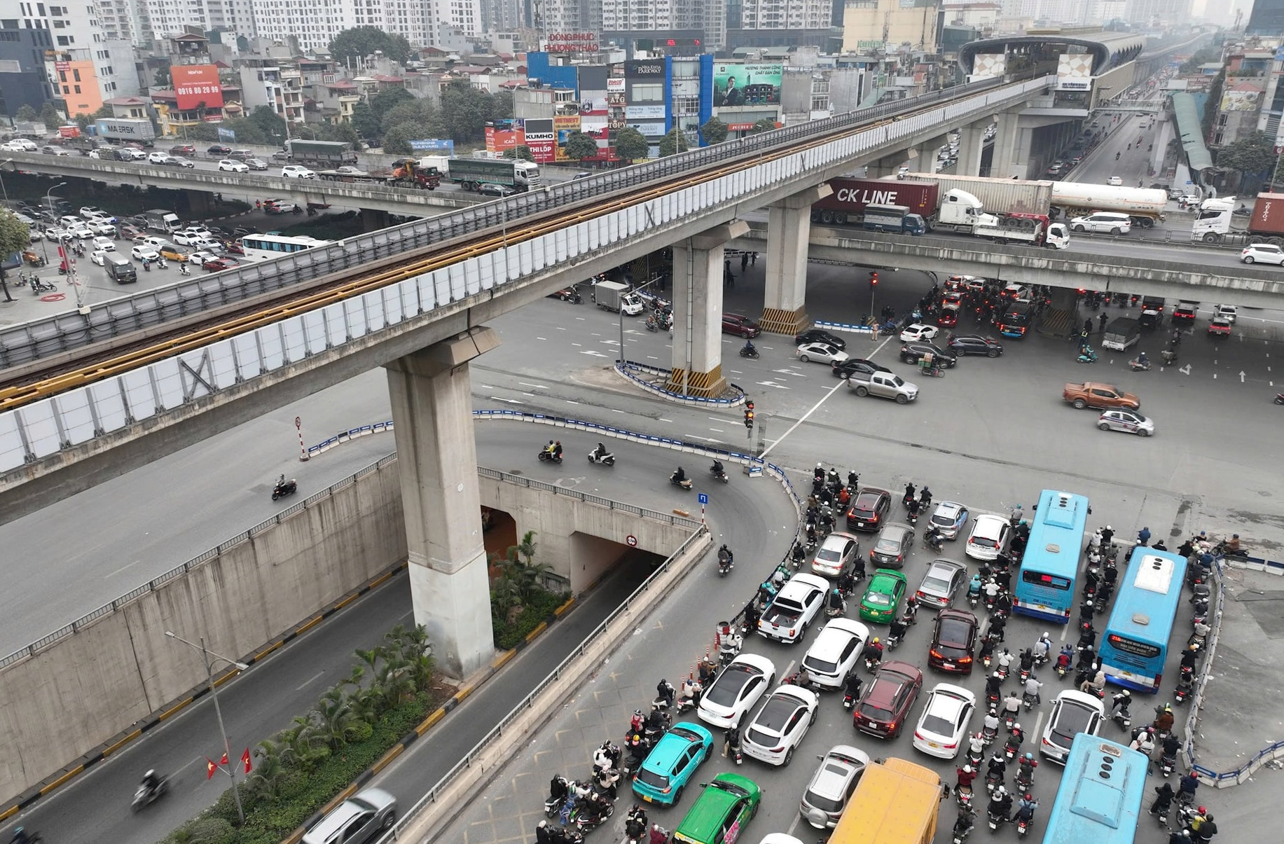 luu luong phuong tien do vao nut giao nguyen trai  khuat duy tien rat lon hinh 1