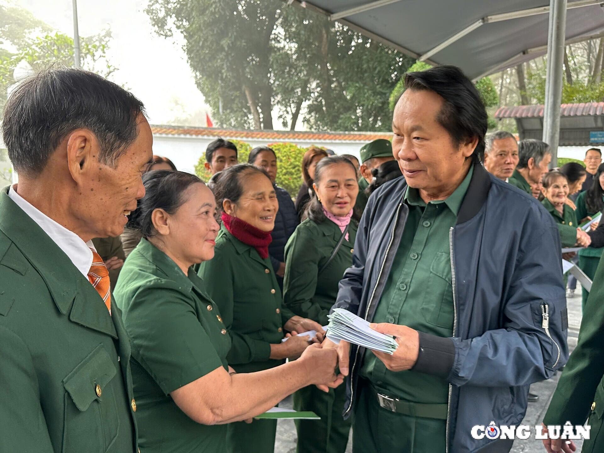 trung uong hoi cuu thanh nien xung phong viet nam dang huong va trao qua tai nga ba dong loc hinh 3