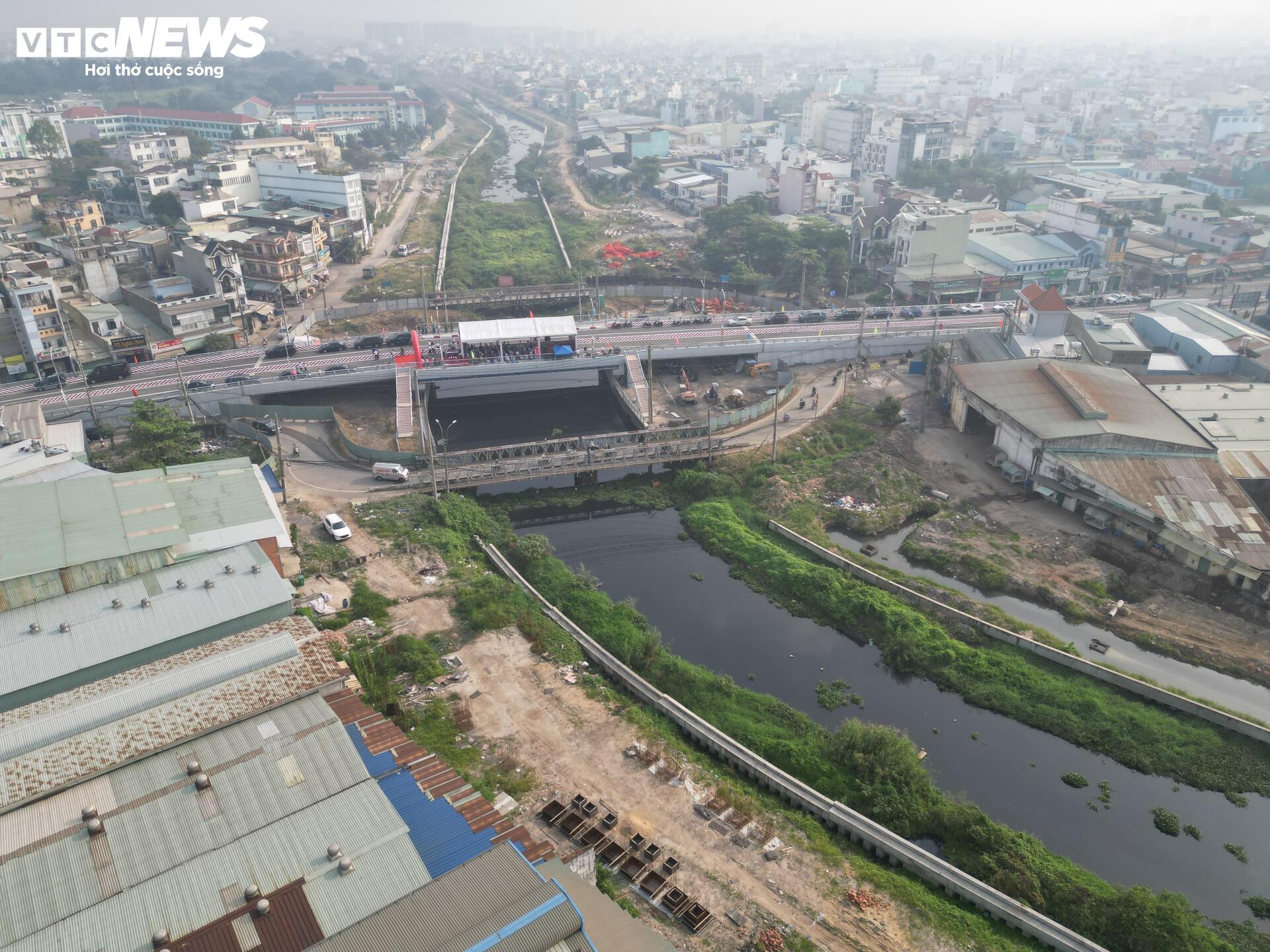 Thông xe cầu huyết mạch 'giải cứu' kẹt xe cửa ngõ phía Tây TP.HCM- Ảnh 1.