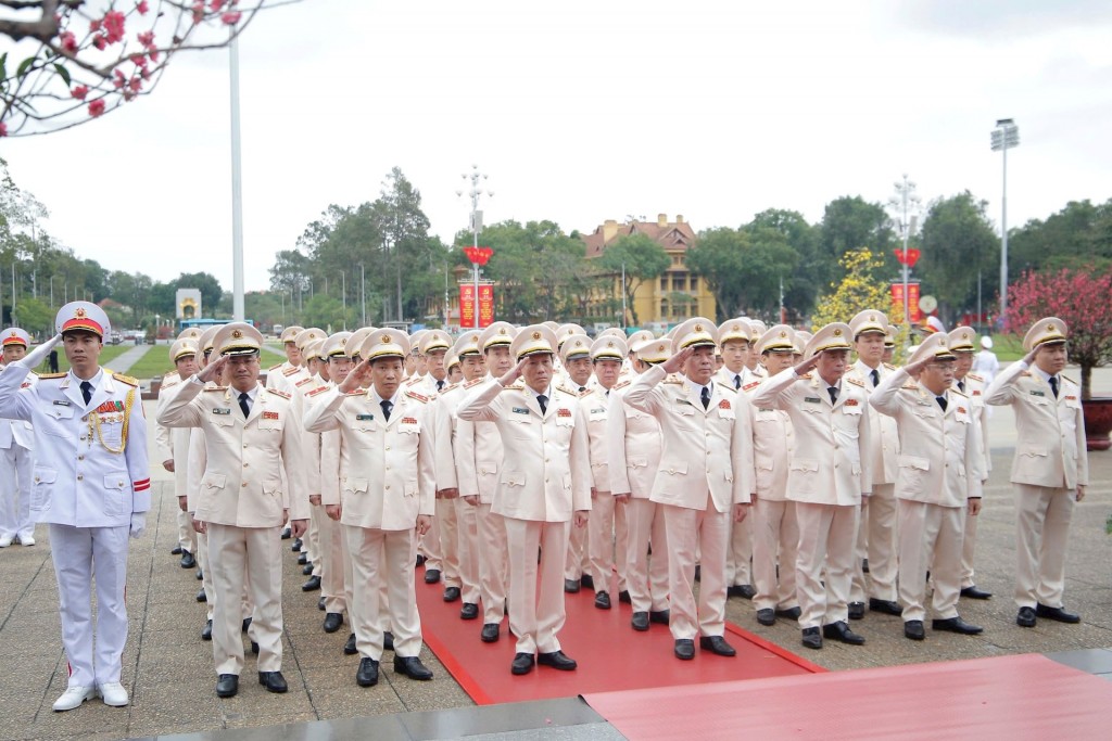 Đoàn đại biểu Đảng ủy Công an Trung ương, Bộ Công an vào Lăng viếng Chủ tịch Hồ Chí Minh. Ảnh: Viết Thành