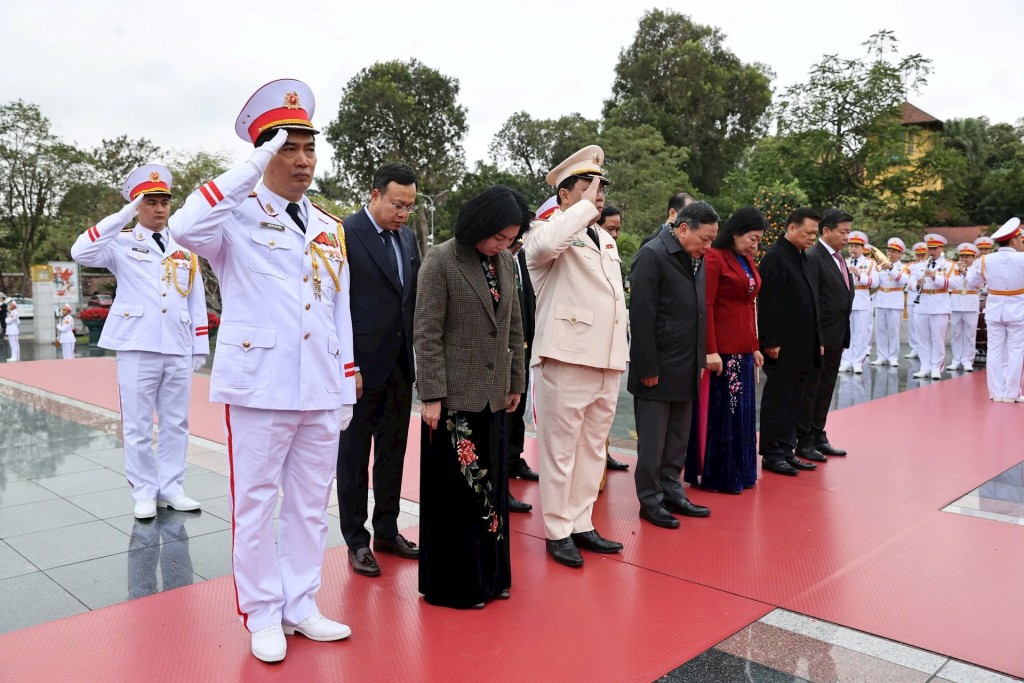 Các đồng chí lãnh đạo thành phố Hà Nội tưởng niệm Chủ tịch Hồ Chí Minh. Ảnh: Viết Thành