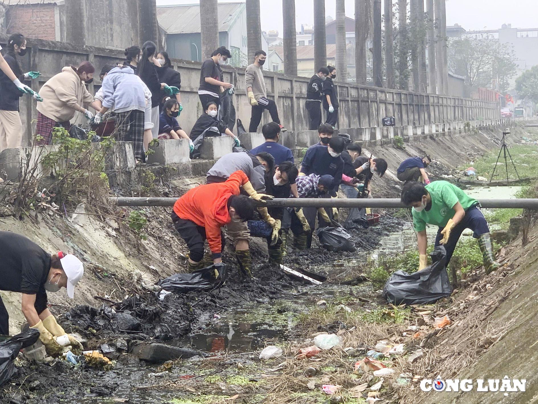 tinh nguyen vien thu don rac thai tren nhung con song ban gop phan giam o nhiem moi truong o ha noi hinh 2