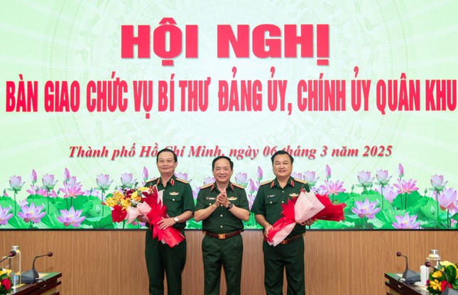Bàn giao chức vụ Bí thư Đảng ủy, Chính ủy Quân khu 7- Ảnh 1.
