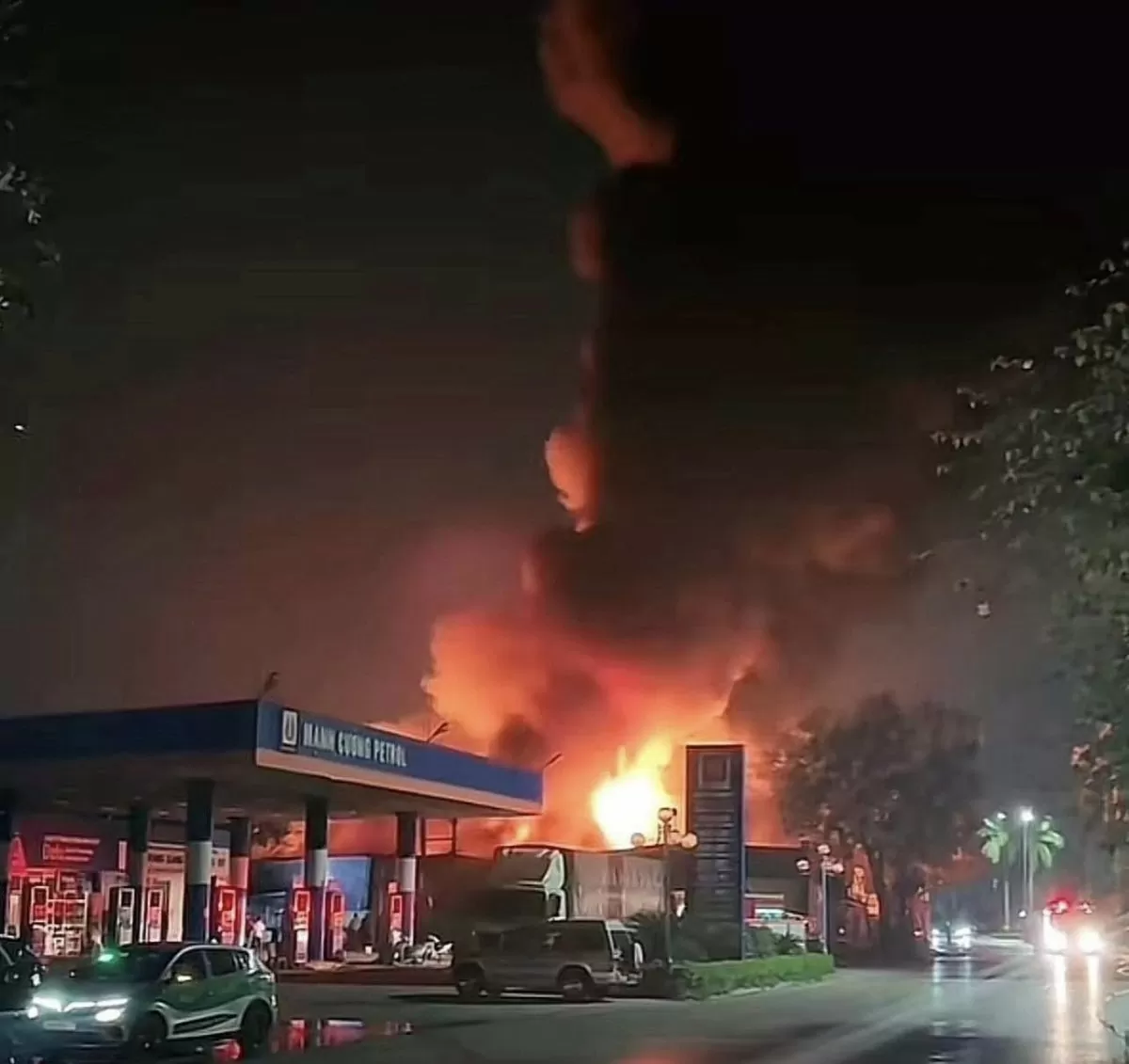 Cháy lớn khu nhà xưởng, cạnh cây xăng lúc nửa đêm