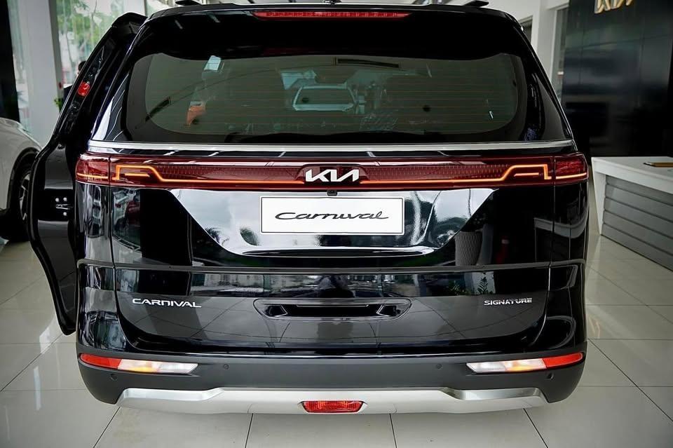 Kia Carnival dọn kho bản máy xăng, giảm giá 120 triệu tại đại lý: Giá thực tế còn 1,639 tỷ đồng, khách mua phải đánh đổi bằng mẫu mã- Ảnh 5. Kia Carnival dọn kho bản máy xăng, giảm giá 120 triệu tại đại lý: Giá thực tế còn 1,639 tỷ đồng, khách mua phải đánh đổi bằng mẫu mã- Ảnh 5.