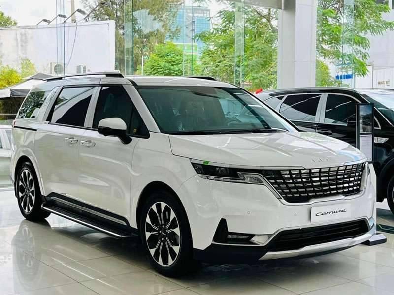 Kia Carnival dọn kho bản máy xăng, giảm giá 120 triệu tại đại lý: Giá thực tế còn 1,639 tỷ đồng, khách mua phải đánh đổi bằng mẫu mã- Ảnh 1.
