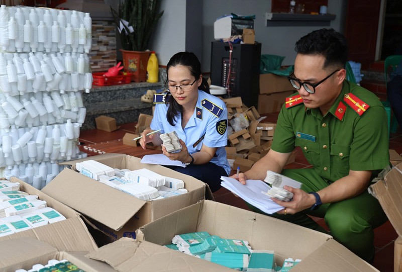 Xử lý nghiêm các đơn vị liên quan đến sản xuất hàng giả Xử lý nghiêm các đơn vị liên quan đến sản xuất hàng giả