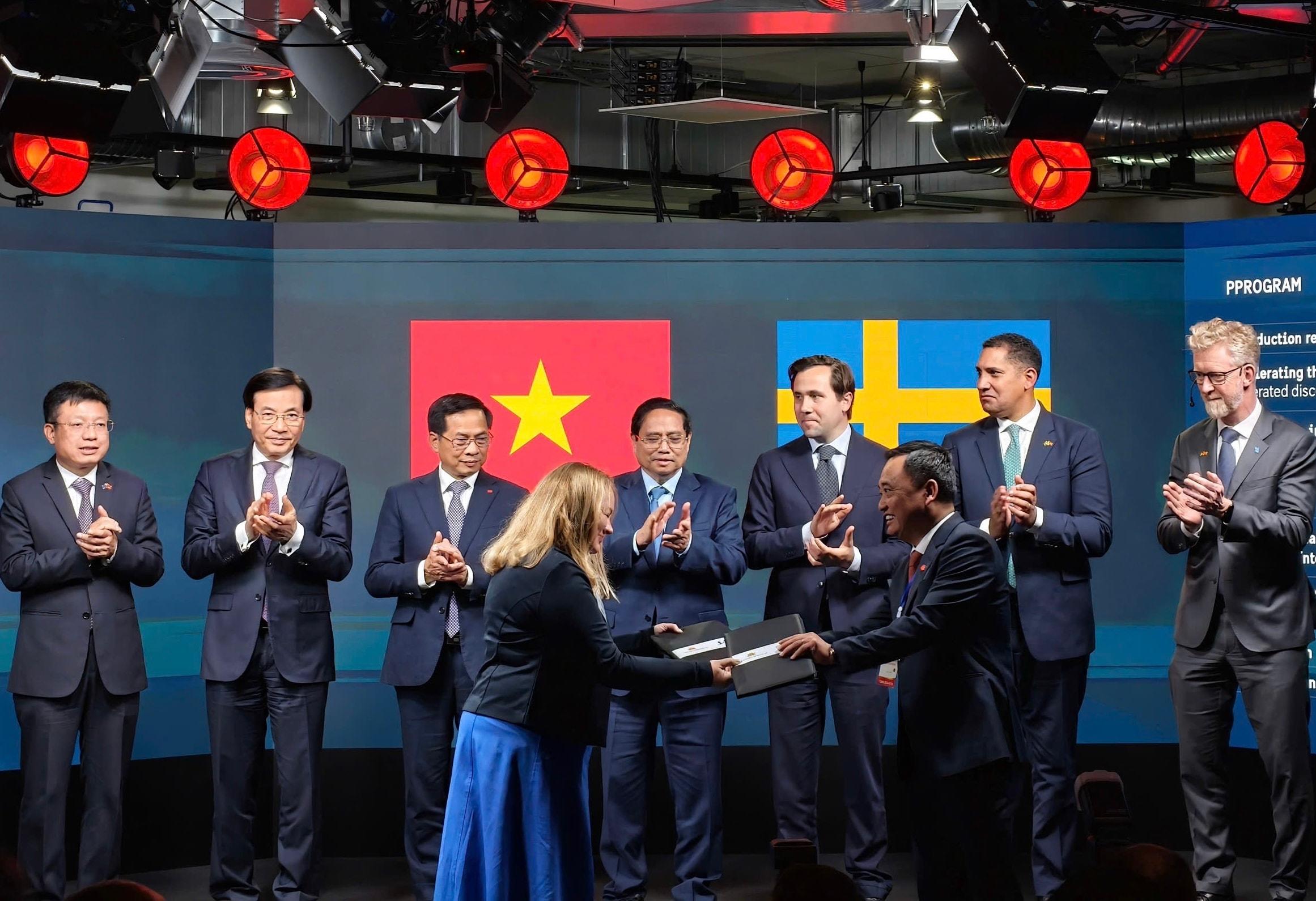 1. Vietnam Airlines và Scandinavian Airlines đã thỏa thuận hợp tác liên danh nhằm tăng cường kết nối hàng không giữa Việt Nam và khu vực Scandinavia (gồm Đan Mạch, Na Uy và Thụy Điển), mang đến nhiều lựa chọn chuyế