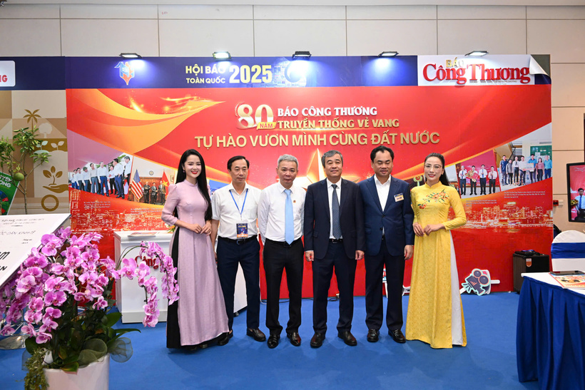 Đồng chí Ngô Đông Hải - Ủy viên Trung ương Đảng, Phó Ban Tuyên giáo và Dân vận Trung ương và đồng chí Trịnh Việt Hùng - Ủy viên dự khuyết Ban chấp hành Trung ương Đảng, Bí thư tỉnh ủy Thái Nguyên tại gian hàng Báo Công Thương