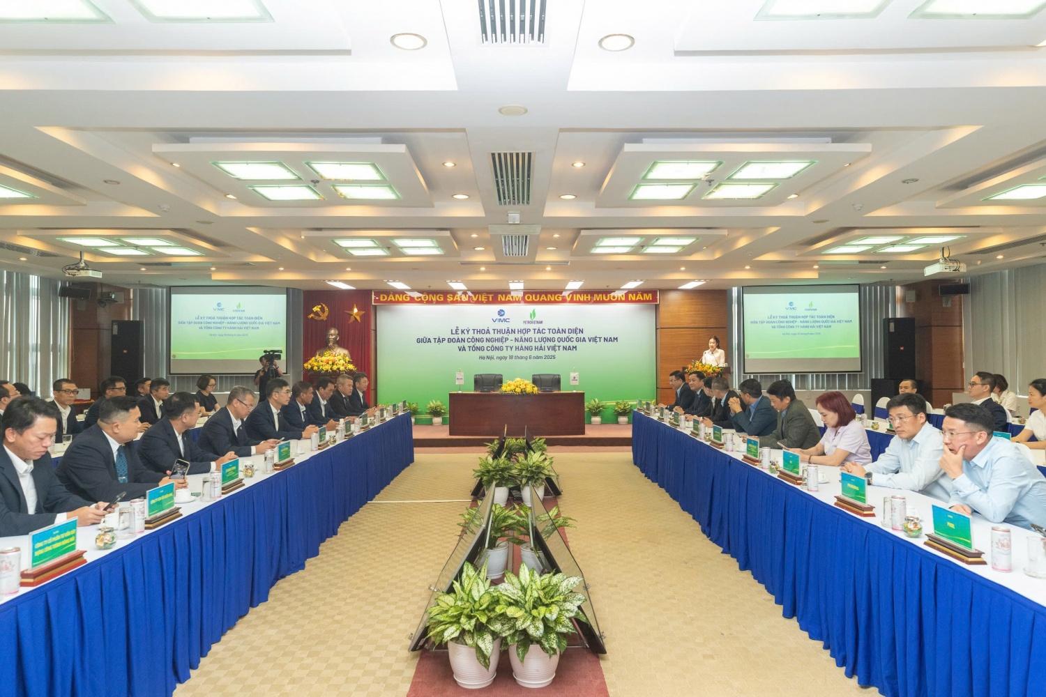 Petrovietnam và VIMC tăng cường liên kết, thúc đẩy phát triển kinh tế biển