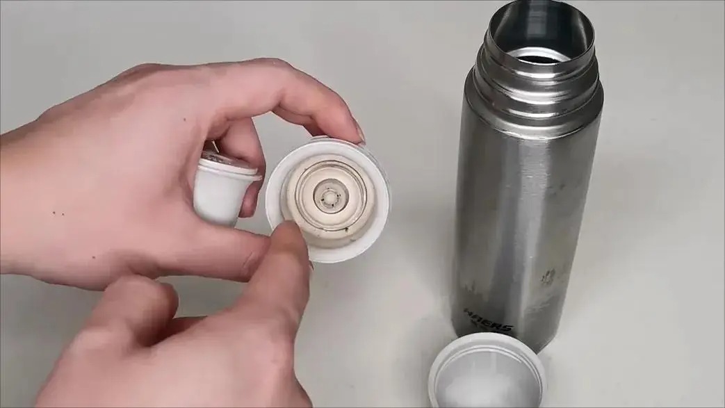 Dùng bình giữ nhiệt mà quên 5 điều này rất dễ