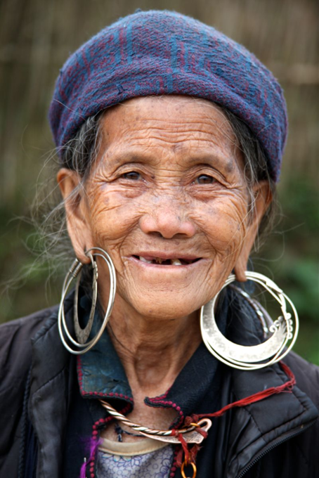 Khuyên tai bạc của người H'mông. Nguồn: Martha de Jong-Lantink