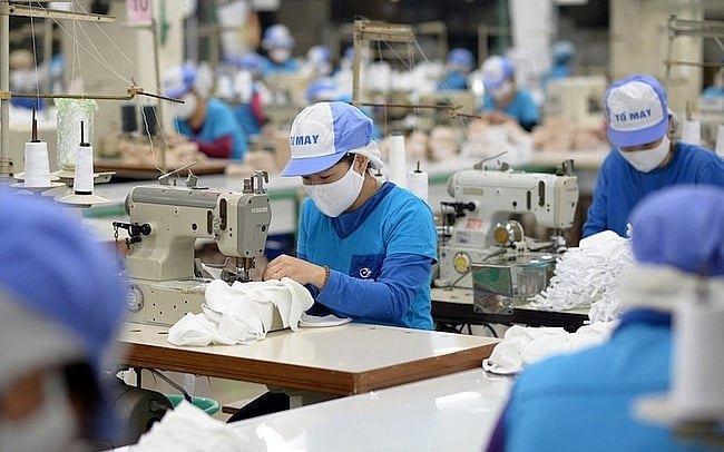 C&aacute;c ng&agrave;nh dệt may, da gi&agrave;y v&agrave; đồ gỗ đang đối mặt với rủi ro lớn bởi ch&iacute;nh s&aacute;ch thuế mới của Mỹ. Ảnh: TL