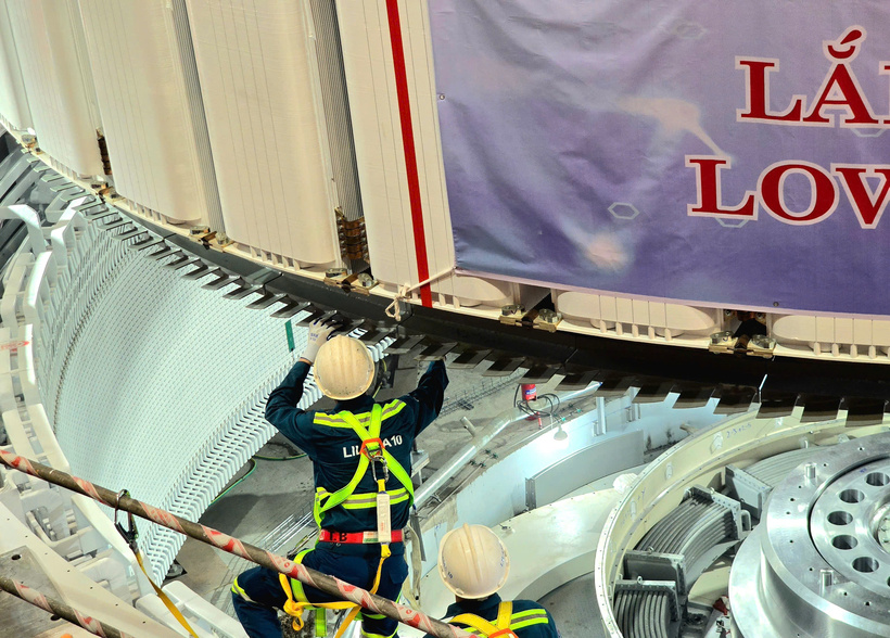 Công nhân kiểm tra Rotor trong quá trình hạ lắp đặt. Ảnh: Thu Hường