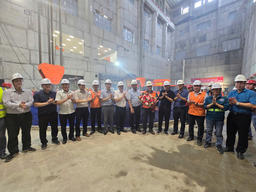 Chủ tịch Hội đồng thành viên tặng hoa liên danh các nhà thầu. Ảnh: Thu Hường