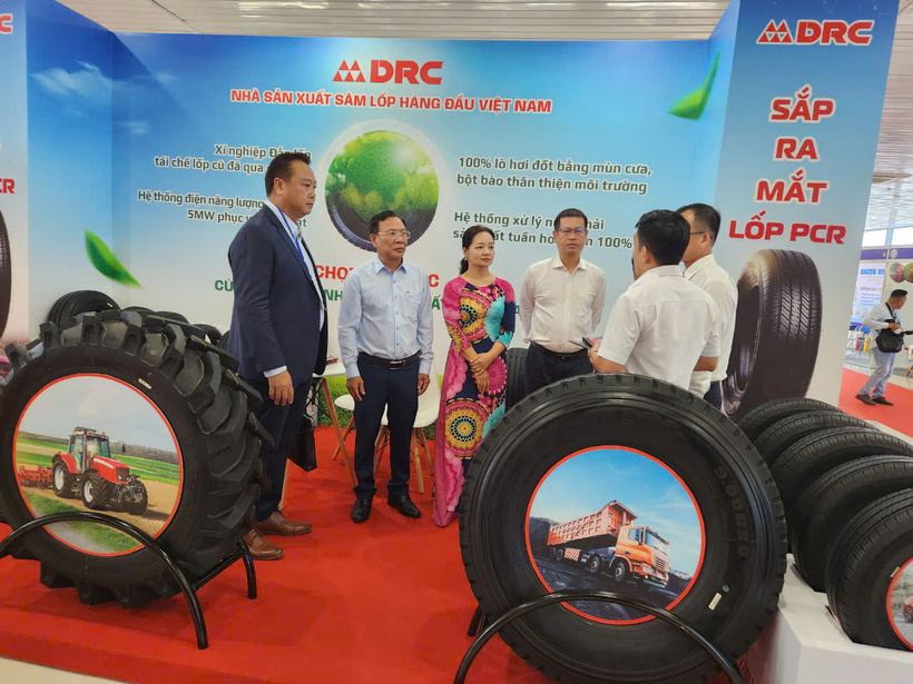 Sản phẩm của Công ty CP Cao su Đà Nẵng tại triển lãm sản xuất và tiêu dùng bền vững trong khuôn khổ Hội nghị quốc gia về sản xuất và tiêu dùng bền vững năm 2024 . Ảnh minh họa: Thu Hường