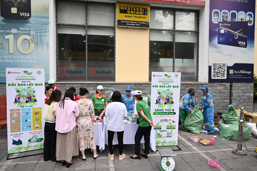 SeABank tổ chức “Ngày hội đổi rác lấy quà” - Lan tỏa lối sống xanh vì Hà Nội  - 1