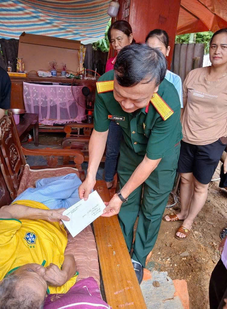 Đồng chí Lê Quang Toán, Phó CT Hội CCB Tập đoàn Công nghiệp Năng lượng Quốc gia Việt Nam trao phần quà thăm hỏi động viên hội viên Trần Quốc Dư