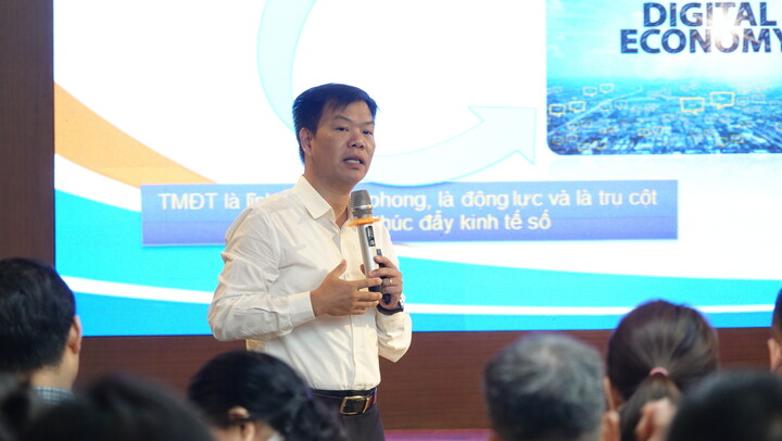 Ông Nguyễn Hữu Tuấn - Giám đốc Trung tâm Phát triển thương mại điện tử và Công nghệ số (Cục Thương mại điện tử và Kinh tế số, Bộ Công Thương) - chia sẻ thực trạng thương mại điện tử ở Việt Nam nói chung và Thanh Hóa nói riêng