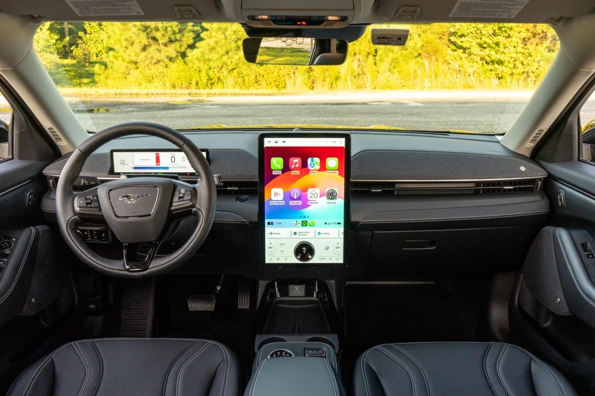 Thiết kế nội thất Ford Mustang Mach-E 2025 - Ảnh: USnews