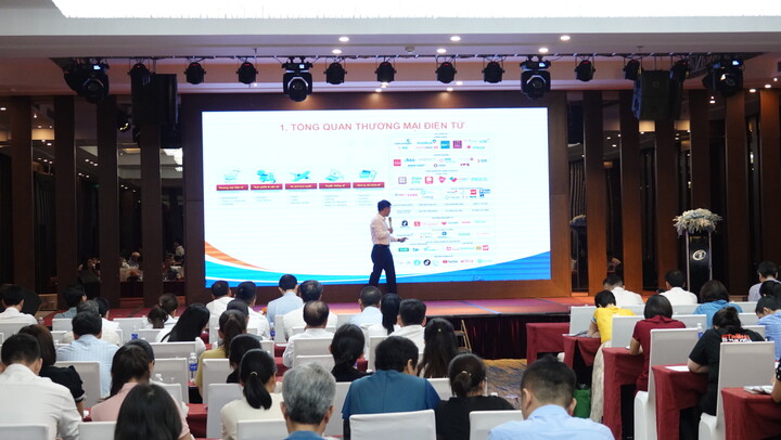 Tại hội nghị, các doanh nghiệp, hộ kinh doanh đã được tập huấn về chiến lược marketing, ứng dụng AI vào các bước bán hàng trên sàn thương mại điện tử; cách xây dựng sáng tạo nội dung video, clip ngắn, livestream, hiệu quả trong kinh doanh trực tuyến