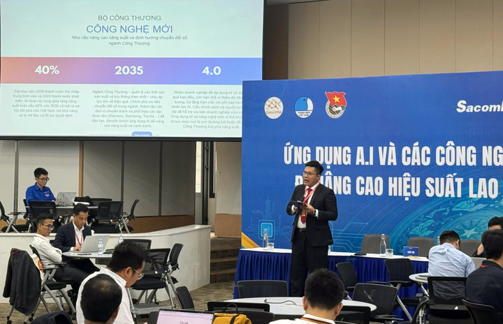 TS. Trịnh Quốc Vinh đại diện cho nhóm tác giả của Đoàn Thanh niên Bộ Công Thương trình bày tham luận tại Diễn đàn