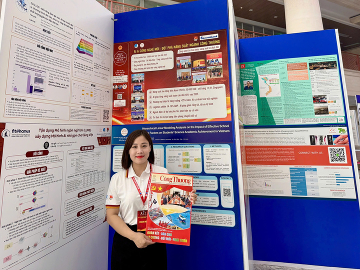 ThS. Nguyễn Ngọc Tâm - Quyền Bí thư Đoàn Thanh niên Bộ Công Thương chụp ảnh bên cạnh poster các hoạt động của Đoàn Bộ Công Thương