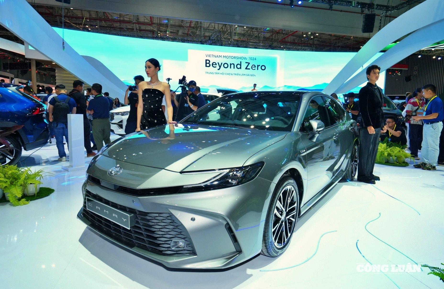 Toyota Camry vẫn được nhiều người tiêu dùng ưa chuộng dù cả phân khúc đang đi vào thoái trào - Ảnh: ĐT