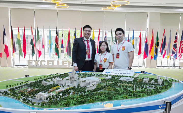Nhóm tác giả của Đoàn Thanh niên Bộ Công Thương (từ trái sang): TS. Trịnh Quốc Vinh - Viện Nghiên cứu Chính sách chiến lược Công Thương, ThS. Nguyễn Ngọc Tâm - Cục Quản lý và Phát triển thị trường trong nước, Quyền Bí thư Đoàn Thanh niên Bộ Công Thương và ThS. Nguyễn Quốc Khánh - Đoàn Thanh niên Bộ Công Thương